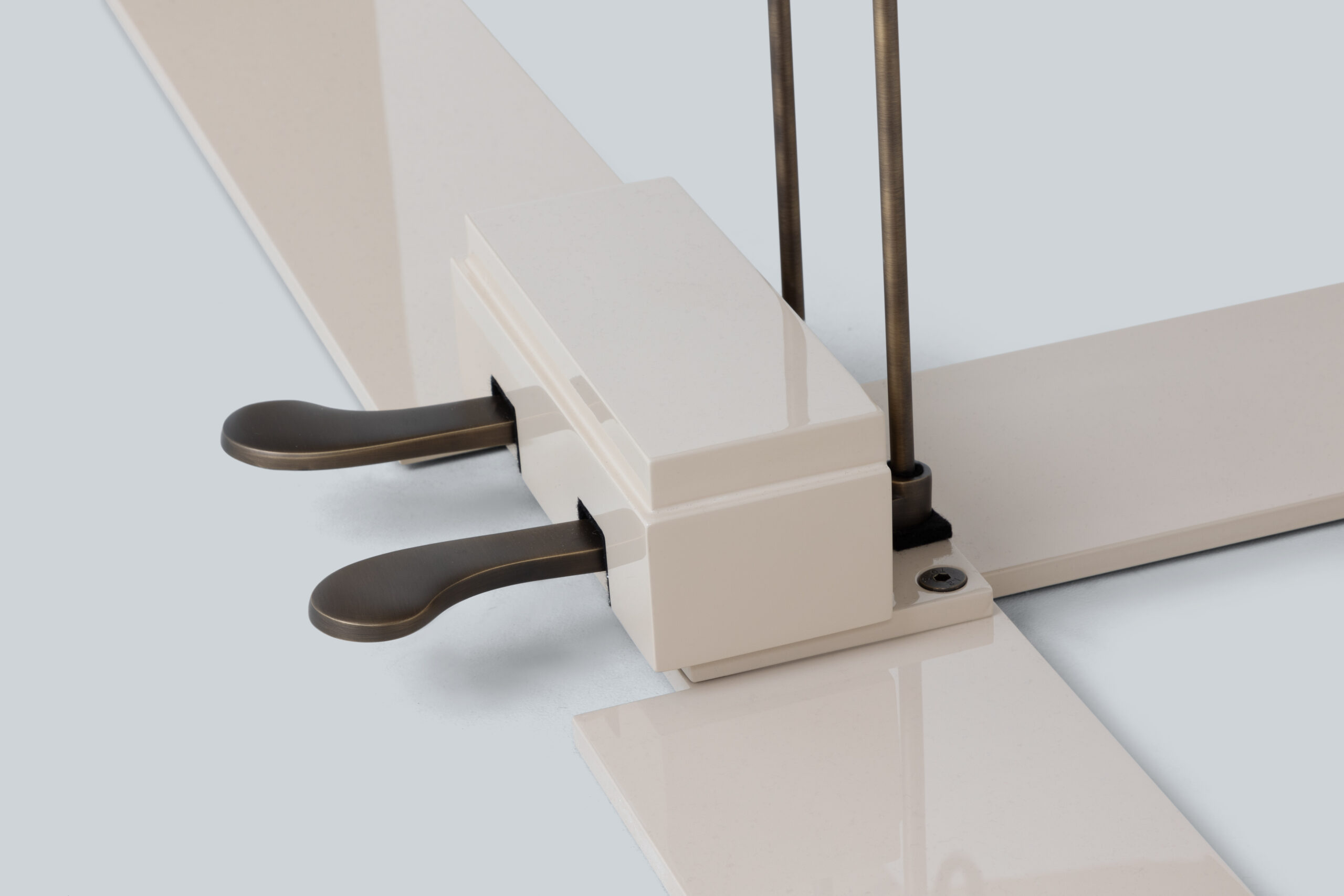 Classic Sygnet With Deco Leg(3)