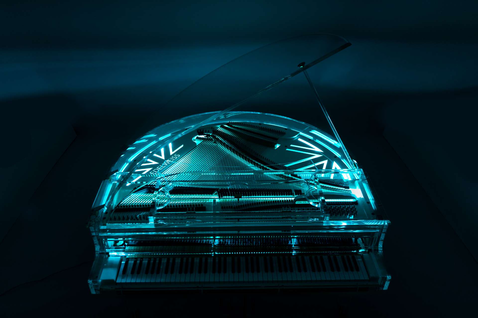 Transparent S132 with colour changing lights (1)
