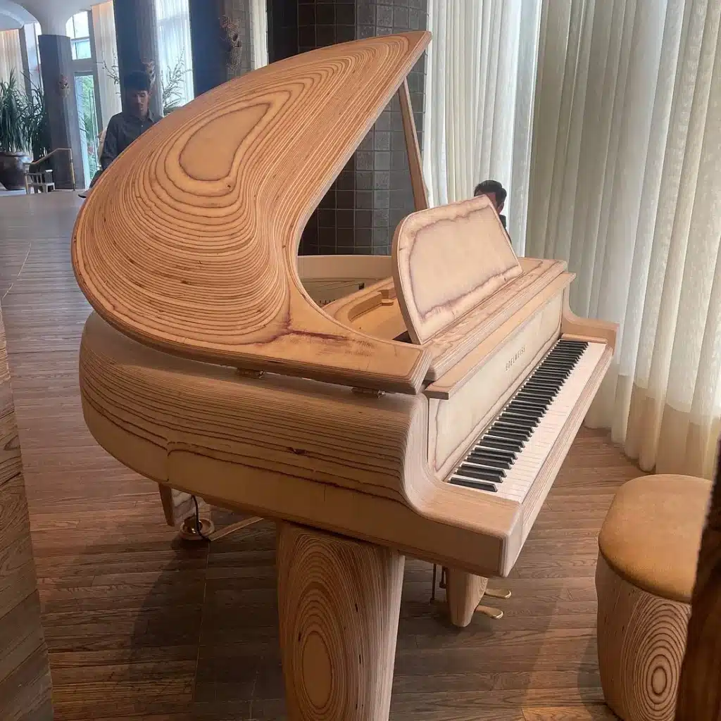 piano in the lobby santa monica hotal